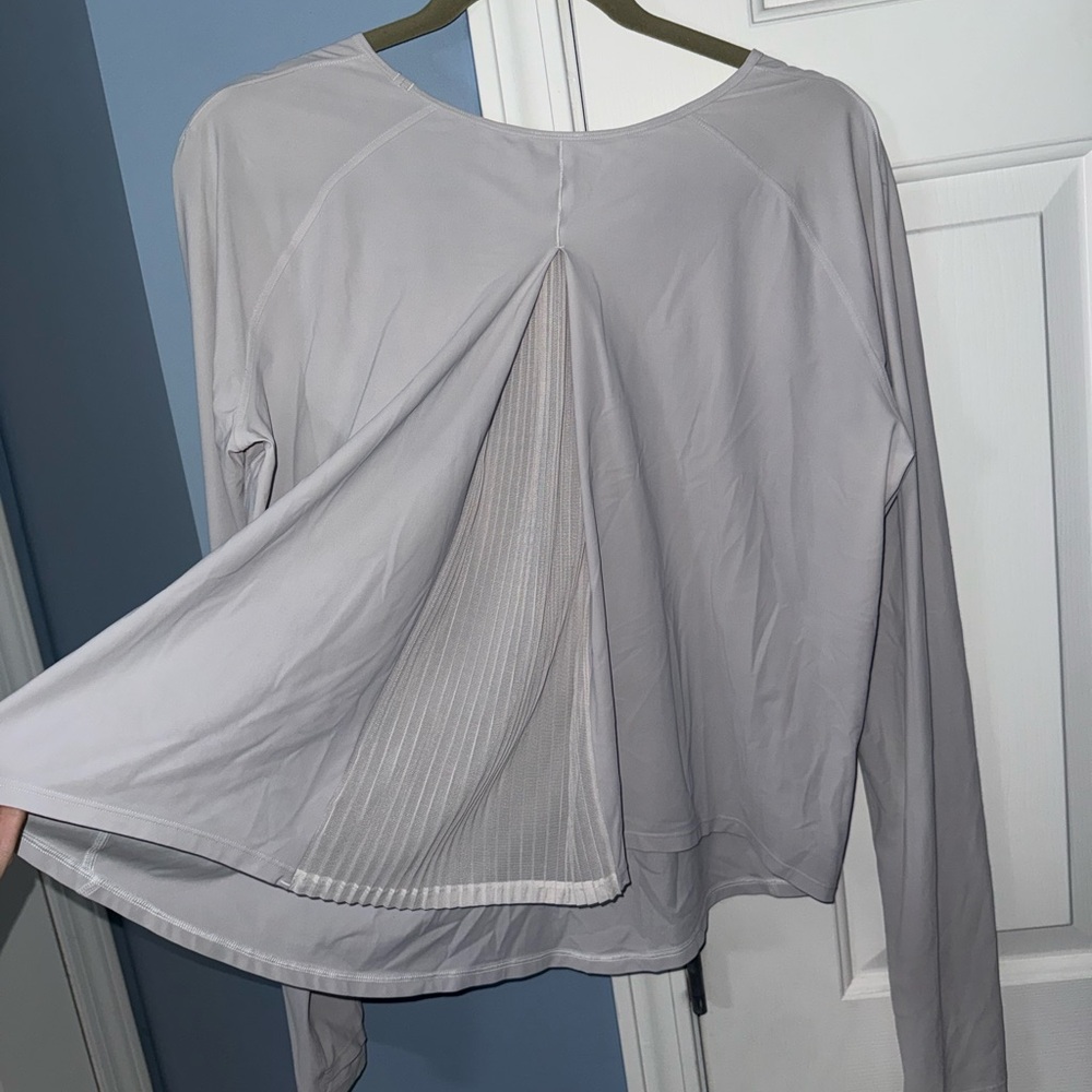 Lululemon Making Moves Long Sleeve light gray 21.5” p2p - Picture 6 of 7